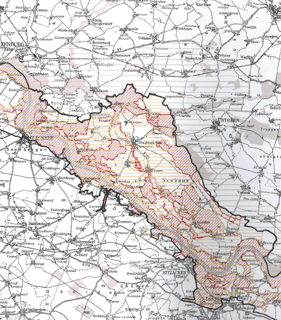 Die schwarze Umrandung zeigt das Biosphärenreservat, stark gestrichelt ist das Fauna-Flora-Habitat-Gebiet, horizontal gestrichelt das Vogelschutzgebiet.