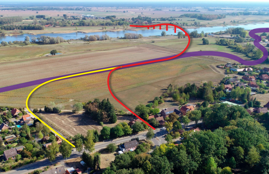 In dem Luftbild der Landeszeitung ist der Verlauf der harmonisierten Vorzugstrasse samt Brücke zu sehen. Foto: Boldt/Grafik: Özdemir Auf der anderen Elbseite schrammt die Brücke an Konau vorbei, einem Bilderbuch-Elbdorf, das mit hoher Förderung zu einer Perle geworden ist.