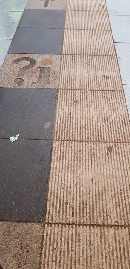 Die Riffelung ist deutlich kleiner als an der Universitätsallee.