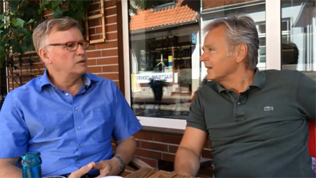 Der Chef der Kreistags-AG Elbbrücke, Berni Wiemann, im Gespräch mit Hans-Herbert Jenckel.