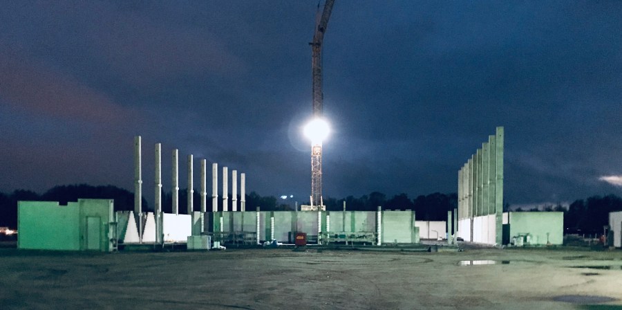 Die Arena-Baustelle in der Blauen Stunde von der Straße her gesehen